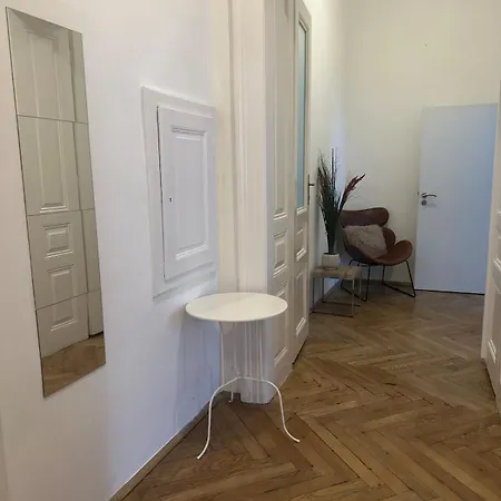 Appartement Chic Retreat On Skorepka Street *